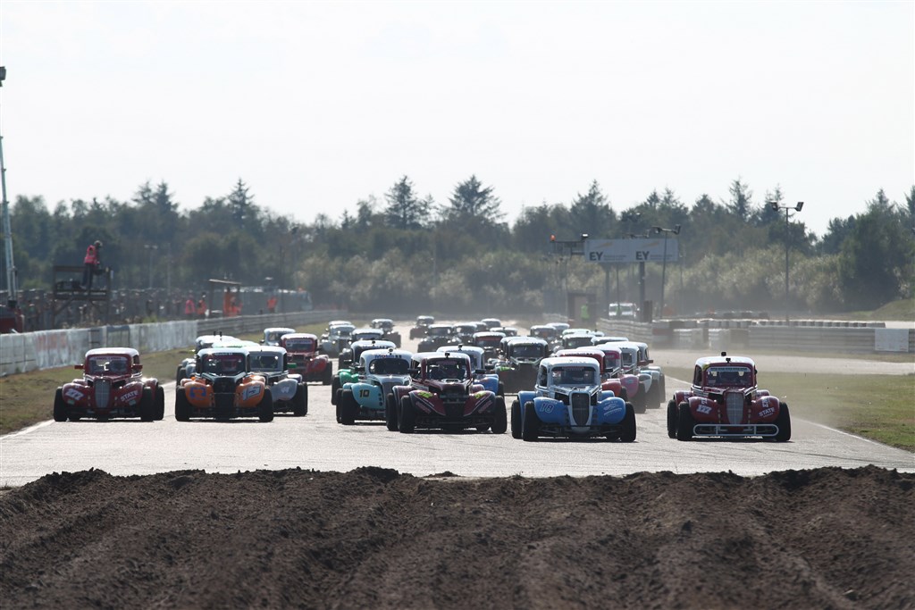 Legend Car Cuppen indledte Night Race-weekenden med et vanvittigt løb.
(Foto: Henning Smed Madsen)